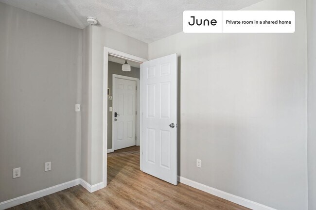 Room in Shared 3 bed/1 bath home in North End