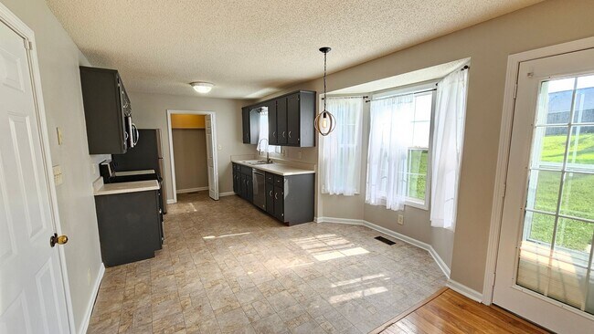Photo - Close to Post! Cul-de-sac! NO CARPET! 3 bed 2 bath with large Fenced in backyard!