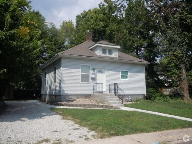Building Photo - Two Bedroom Home w/ Stainless Appliances a...