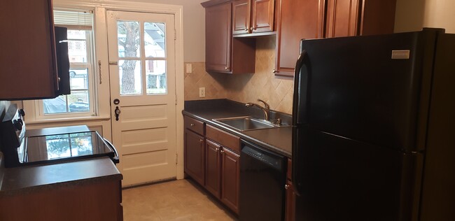 Kitchen - 3222 W Grace St Apartments Unit 3224 West Grace Street