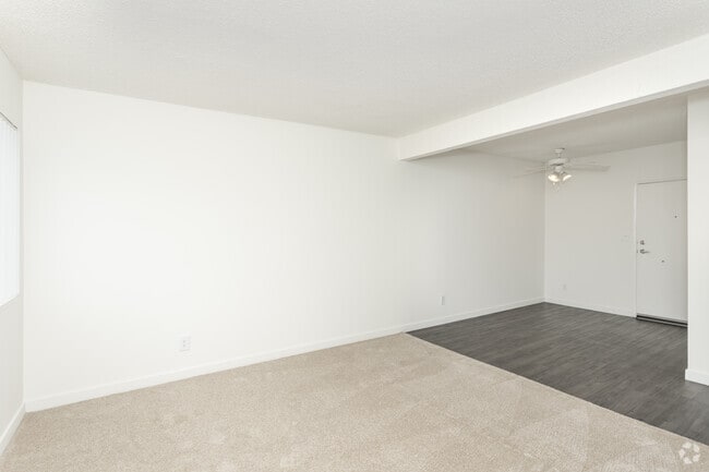 1BR, 1BA - 563SF - Living Room/Dining Room