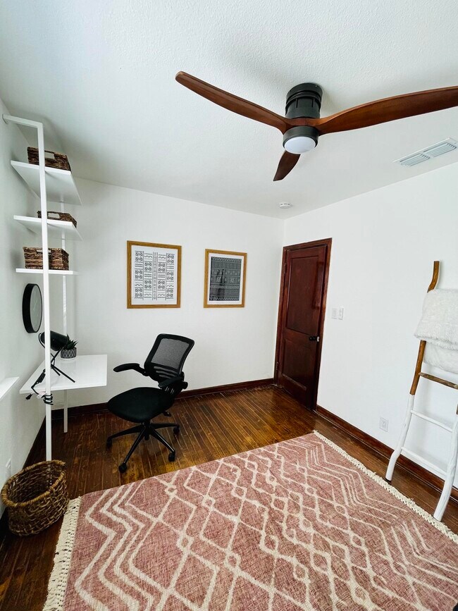 Photo - 2811 College St