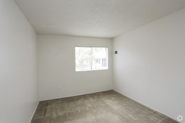 2 BR, 1 BA - 770 SF - Creekside Villas Apartments