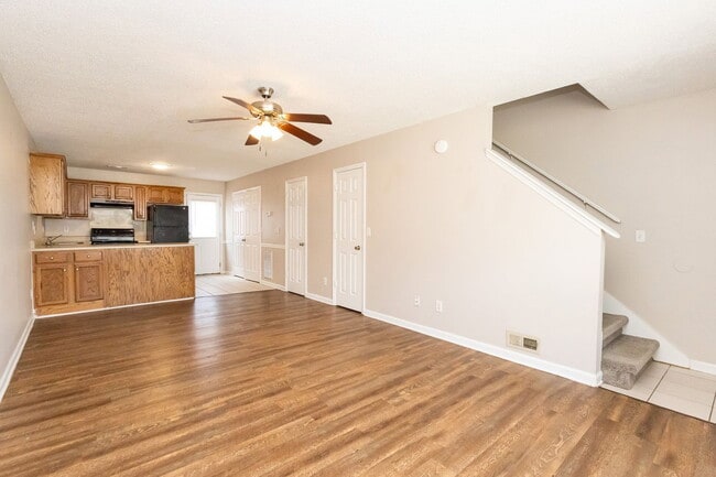 Photo - 464 Guyler St