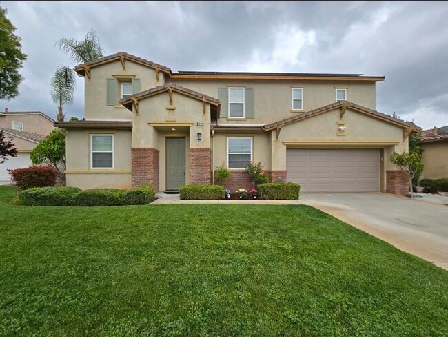 Photo - Discover this beautifully upgraded 5 bedro...