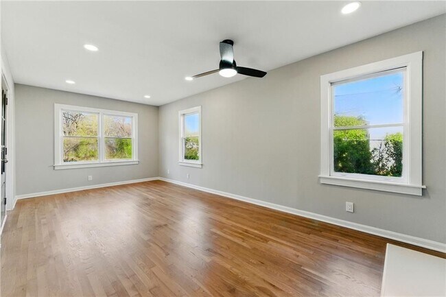 Photo - 10 Cochran Rd SE