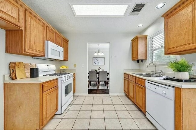 Photo - 2008 Heather Dr