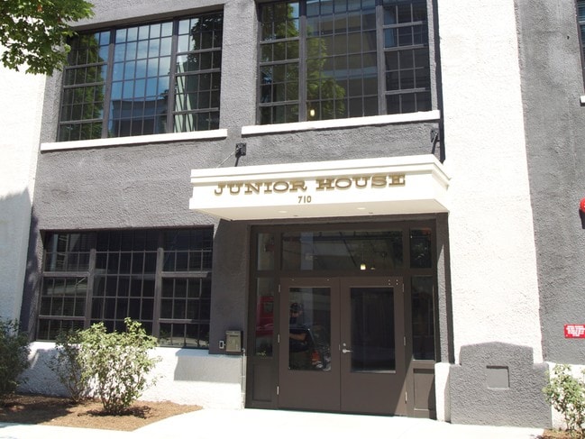 Junior House Lofts