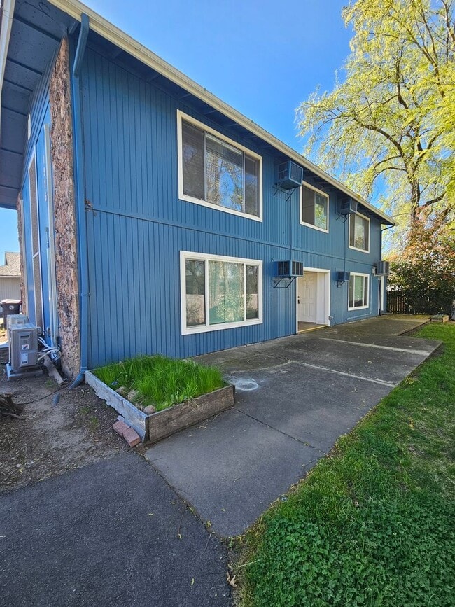 Building Photo - 1975 Crater Lake Ave Unit 3