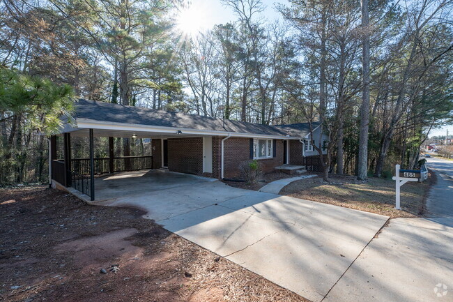 Building Photo - "Charming 3-Bedroom Retreat with 2 Full Ba... Rental