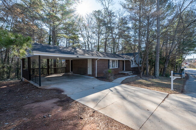 "Charming 3-Bedroom Retreat with 2 Full Ba... - "Charming 3-Bedroom Retreat with 2 Full Ba... Apartment
