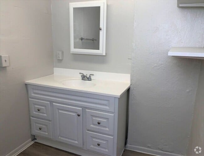 Building Photo - Downtown 1 Bedroom 1 Bath Bungalow Rental