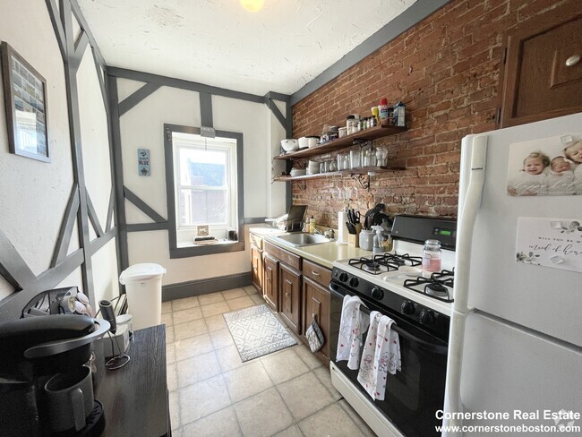 Building Photo - 748 E 4th St Unit 3 Rental
