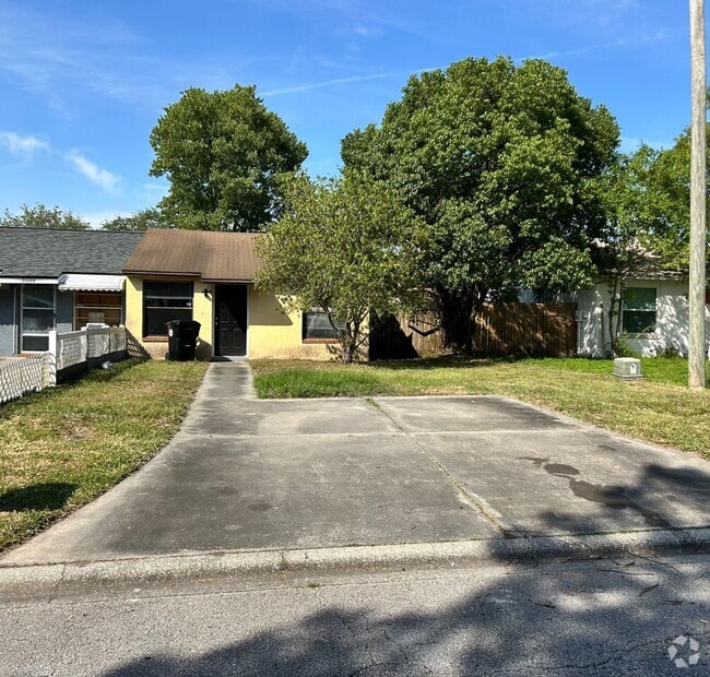 Building Photo - Cozy 2/1 Townhome in Orange Park!