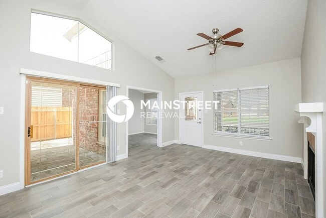 Photo - 3 Bedroom Pet-Friendly Home in Fort Worth, TX with Main Street Renewal