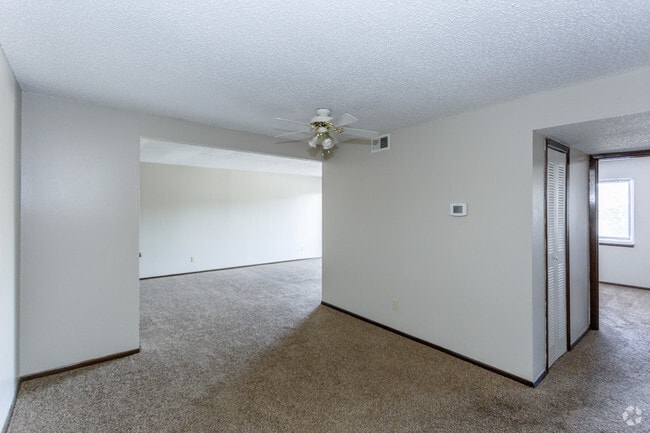 2BR, 1BA - 900 SF