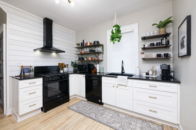 Photo - 713 Crosby St Unit ID1061099P