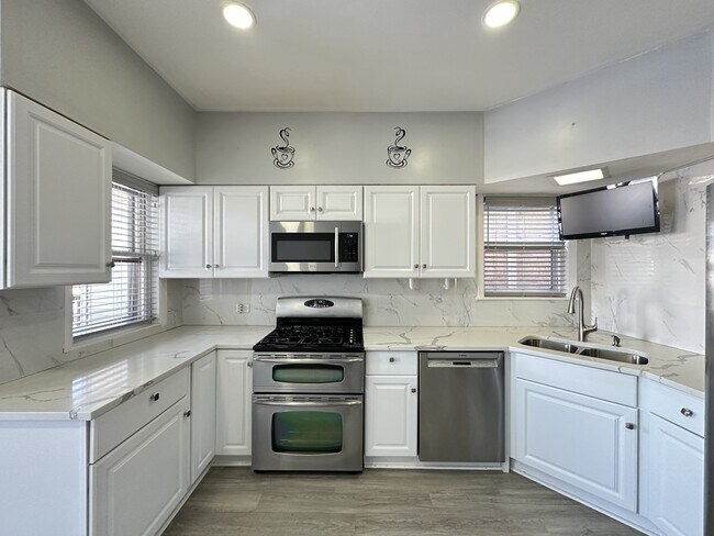 Photo - 3117 N Mango Ave Unidad J05P