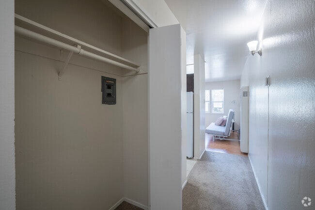 1BR, 1BA - 600 SF - Entrance