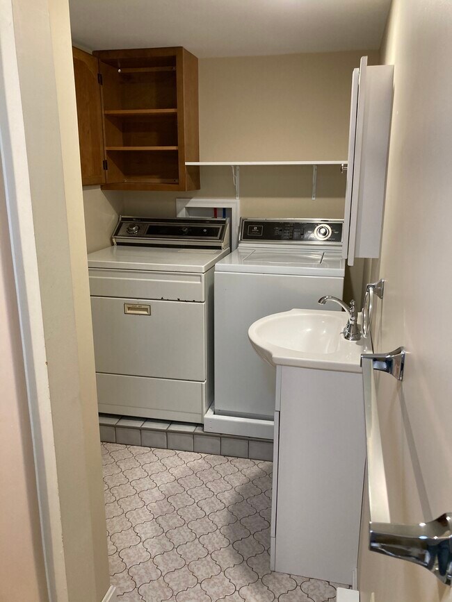 Photo - 121 W Union St
