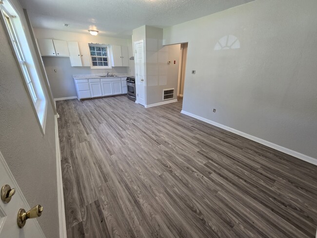 Building Photo - 113 E Kelly Ave Rental