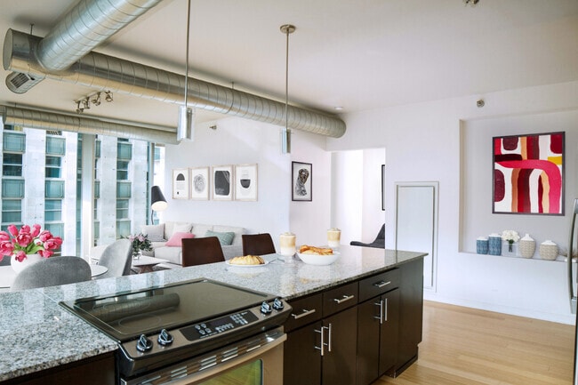 Photo - 149 W Kinzie St