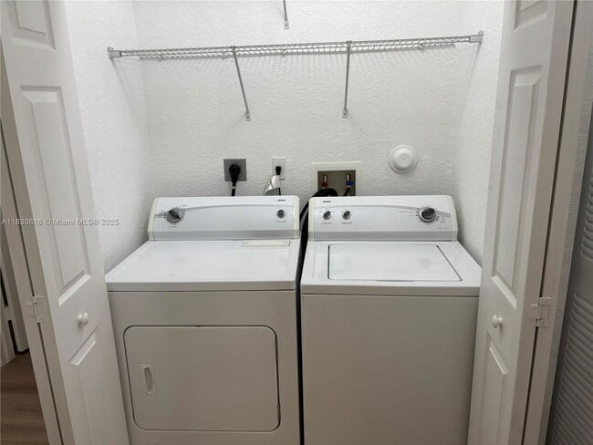 Photo - 1370 W 30th St
