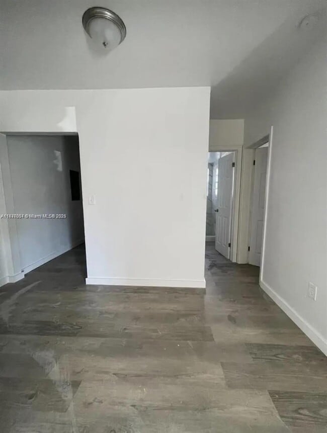 Photo - 7600 Dickens Ave Unidad 3