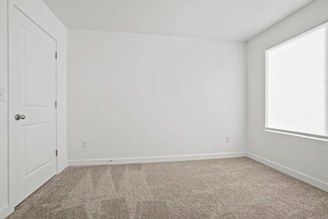 Photo - 111 N Monitor Row