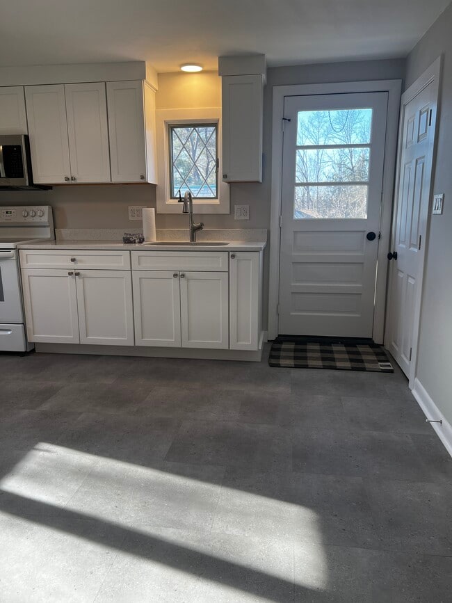 Cocina y entrada - 268 Prospect St Unidad Carriage House