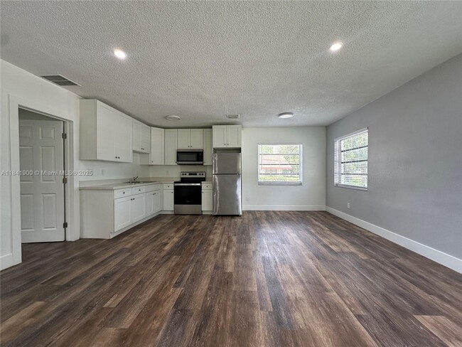 Building Photo - 3315 SW 15th Ave Unit 6 Rental