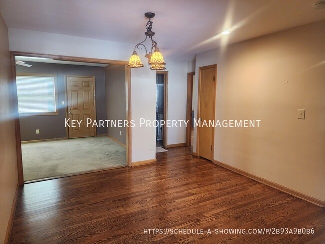 Photo - 7701 Roe Ave