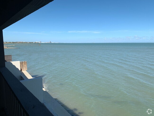 Building Photo - Stunning waterfront unit with panoramic vi... Rental