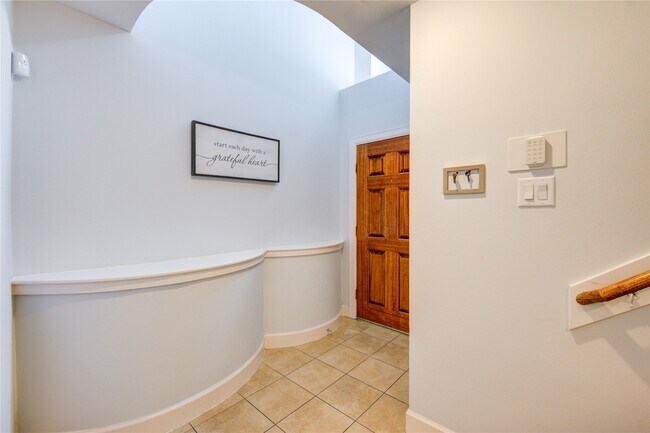 Photo - 650 Westcross St
