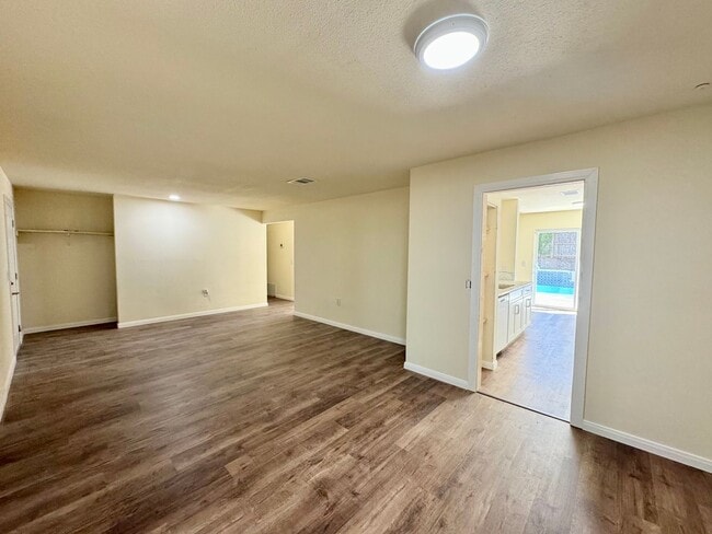 5806 Misty Glen