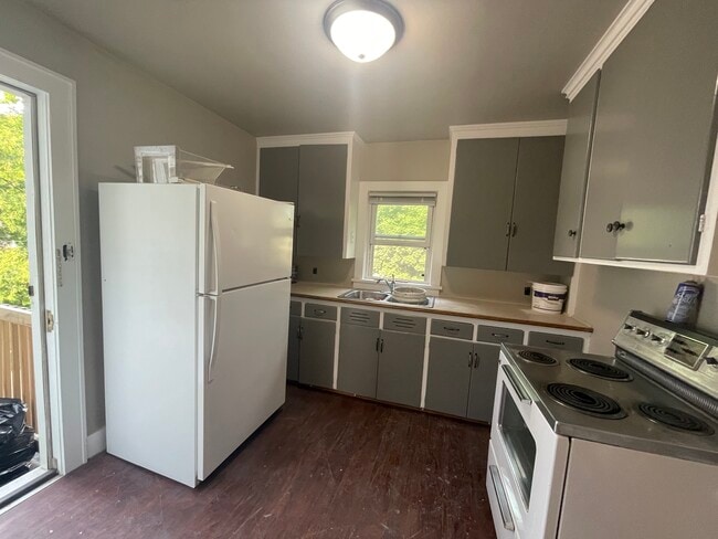 Building Photo - 206 N Lawe St Unit Upper 2 Rental
