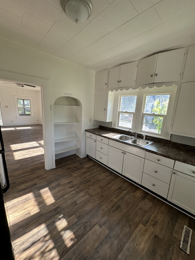 Photo - 1403 W 4th St