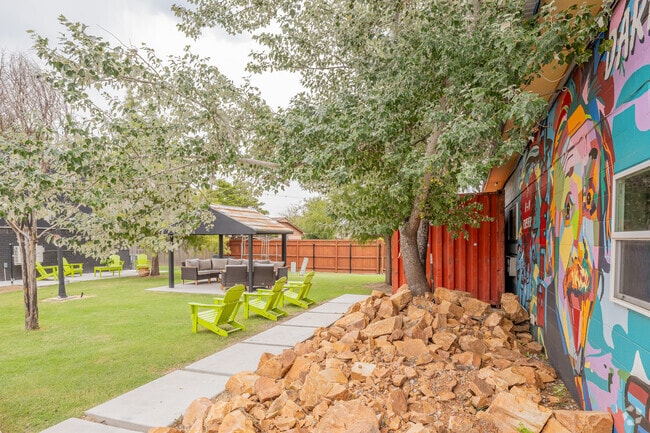 Área de jardín - 67th Suites