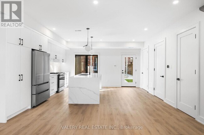 Photo - 158 Dovercourt Rd