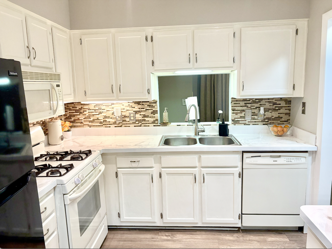 Photo - 421 Woodview Ln