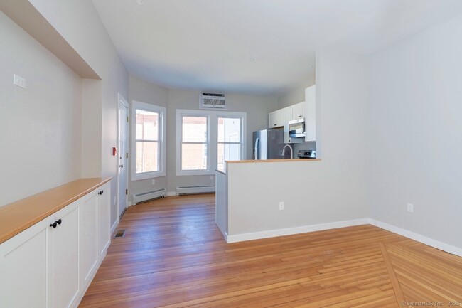 Building Photo - 343 Main St Rental