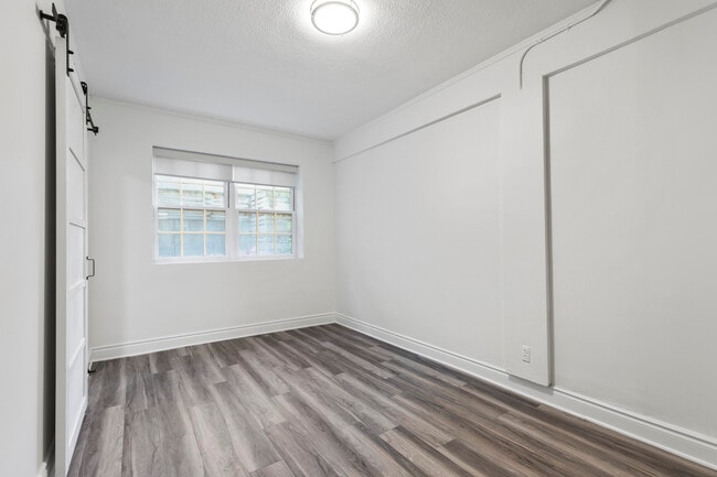 Photo - University Apartments - 8 St. Thomas