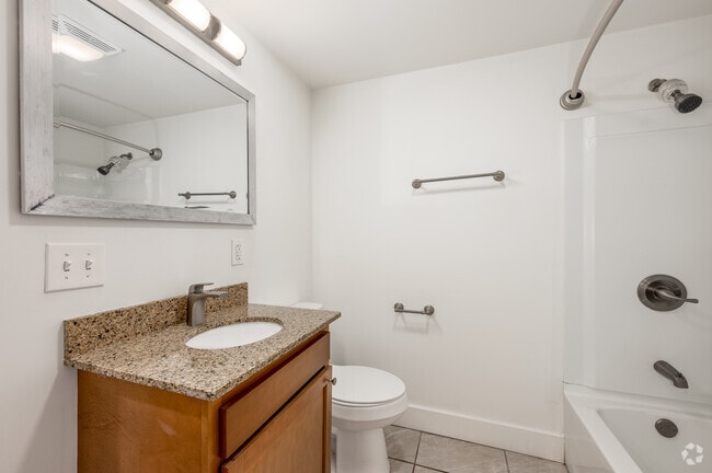 1BR, 1BA - 550SF - Bathroom