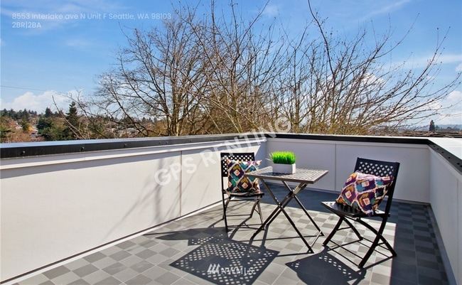 Photo - 8553 Interlake Ave N