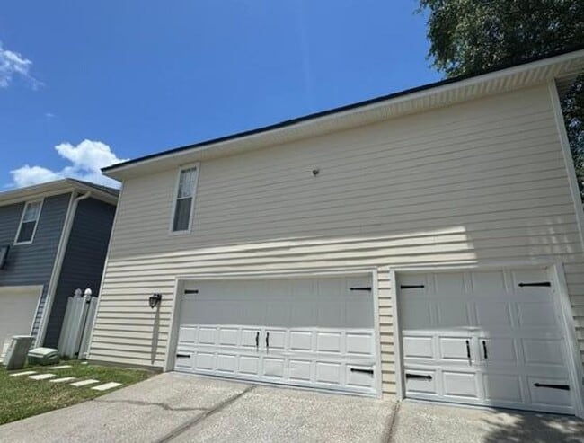 Building Photo - 1 Bedroom 1 Bath Renovated Garage Apartment in the Main Village of Celebration
