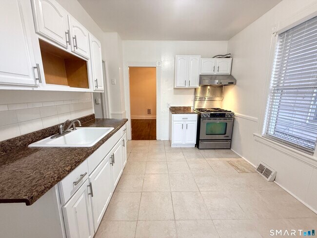 Building Photo - 517 Brooks St