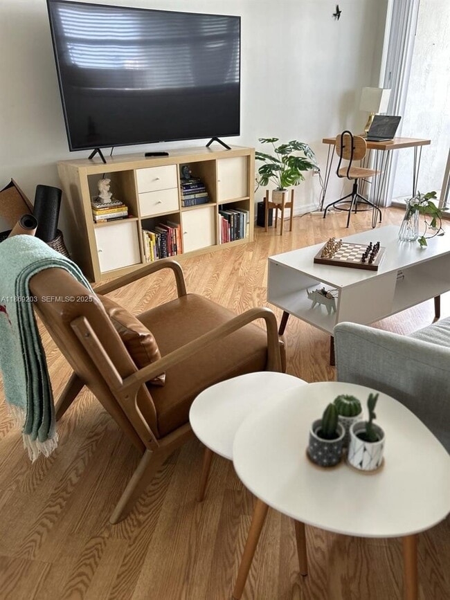 Building Photo - 5880 Collins Ave Unit 1007