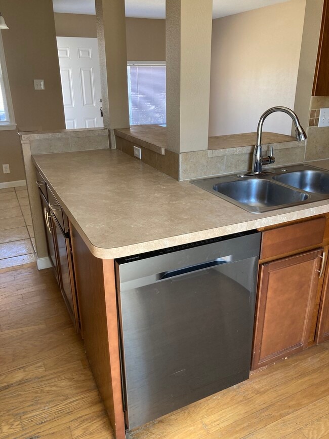 Photo - 1083 Hooker St