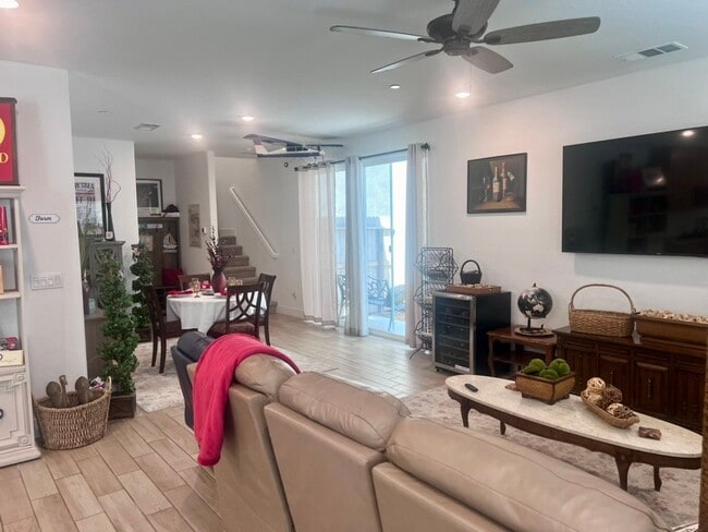 Photo - 2712 E Tamarind Dr
