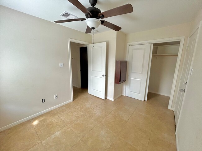 Photo - 3735 Putnam Dr